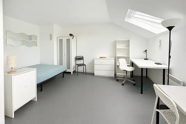 Photo du grand studio meublé